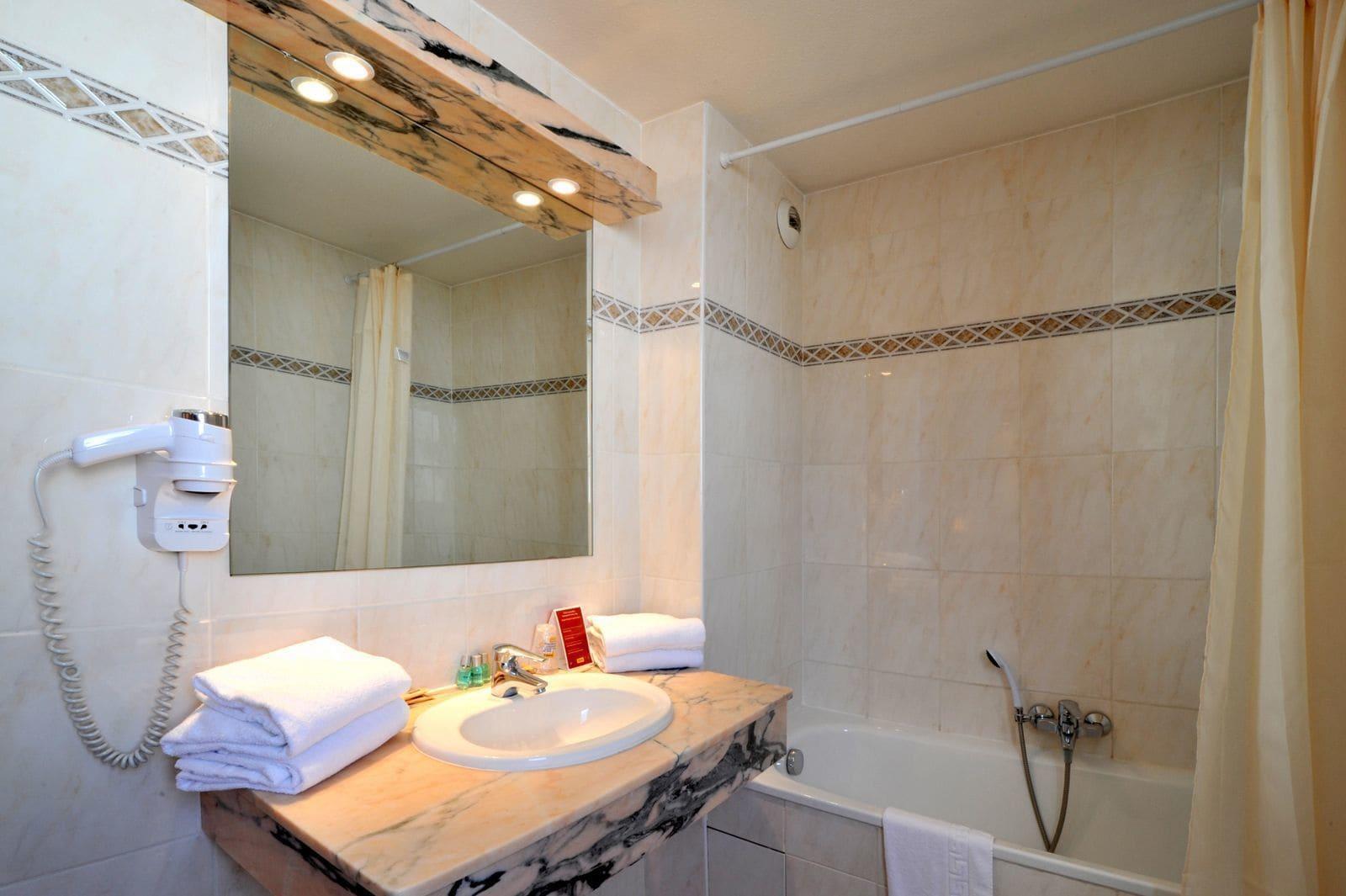 Brit Hotel Toulon - La Valette ภายนอก รูปภาพ